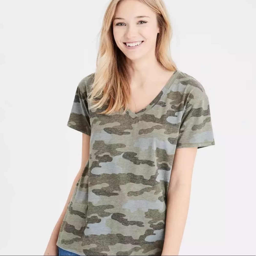 American Eagle Outfitters AE Olive Camo Camouflage Print V-Neck Size Medium